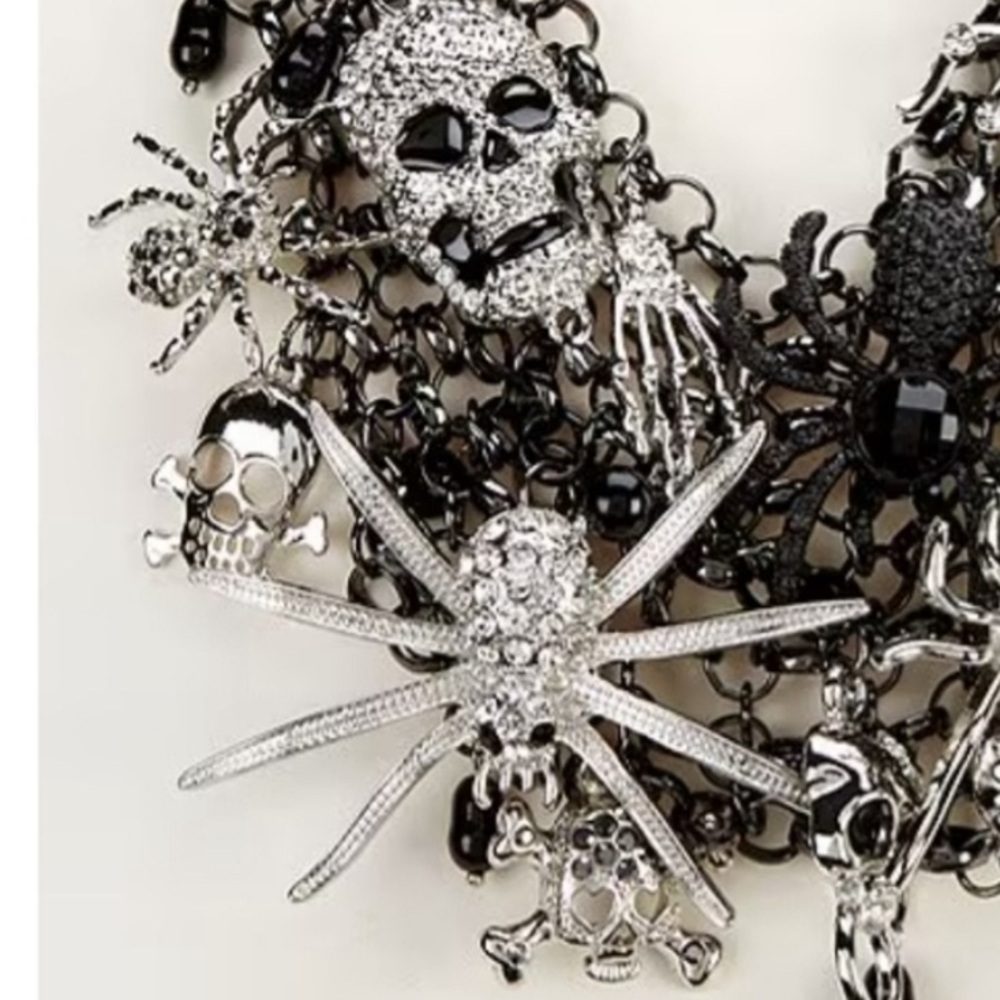 NWT ⚜️🖤⚜️ Natasha Spider and Skull Rhinestone Statement Necklace - Picture 6 of 15